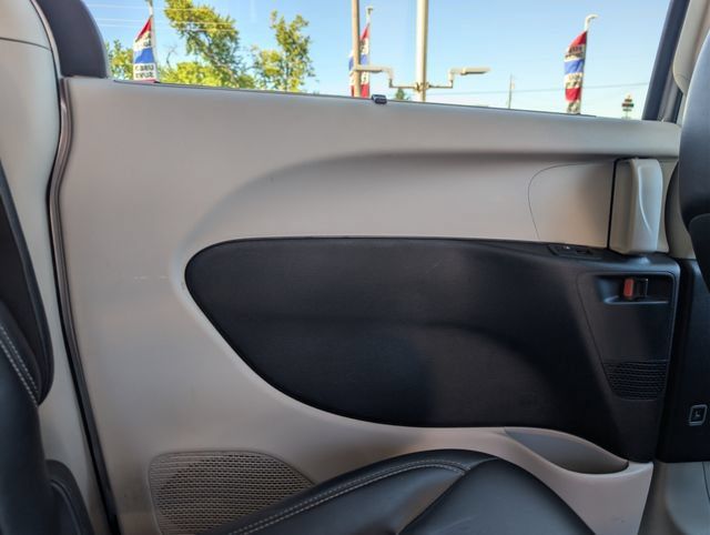 Used 2024 Chrysler Pacifica Touring-L FWD image 14