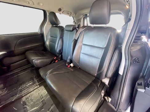 Used 2017 Toyota Sienna SE Premium FWD image 16