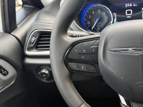 Used 2025 Chrysler Pacifica Limited FWD image 9