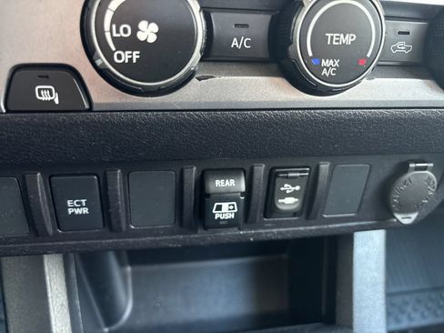 Used 2019 Toyota Tacoma SR5 RWD image 23