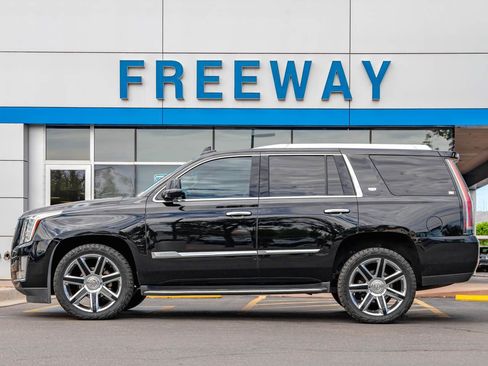 Used 2016 Cadillac Escalade Luxury AWD/4WD image 2