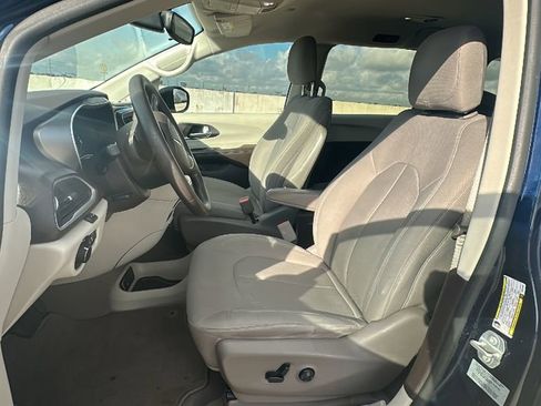 Used 2017 Chrysler Pacifica LX image 4