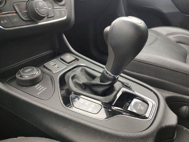 Used 2020 Jeep Cherokee Limited AWD/4WD image 16