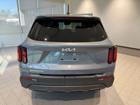 Used 2023 Kia Sorento LX image 4