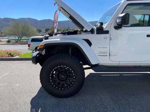 Used 2018 Jeep Wrangler Unlimited Sahara image 32