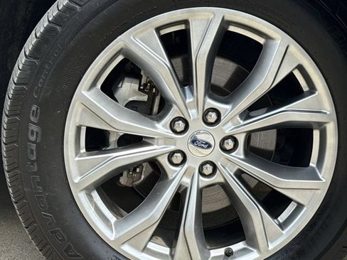 Used 2022 Ford Explorer Limited w/ Equipment Group 301A RWD image 9