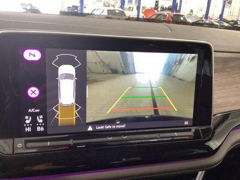 Used 2025 Volkswagen Atlas SEL image 14