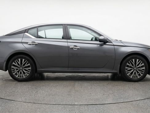 Used 2025 Nissan Altima 2.5 SV FWD image 11