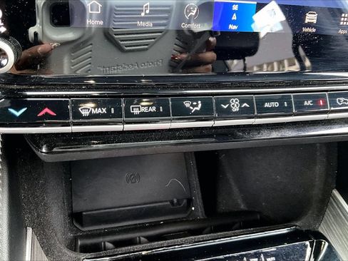Certified 2024 Jeep Wagoneer Series III AWD/4WD image 17