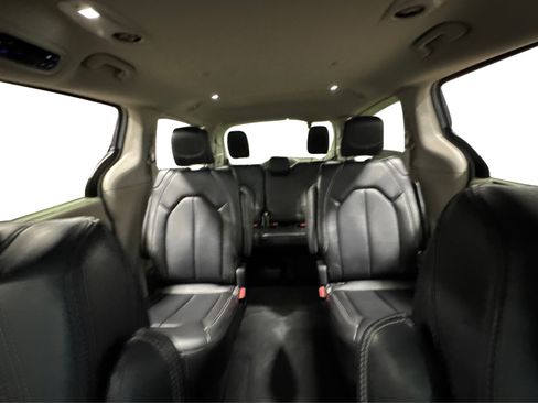 Used 2024 Chrysler Pacifica Touring-L FWD image 43