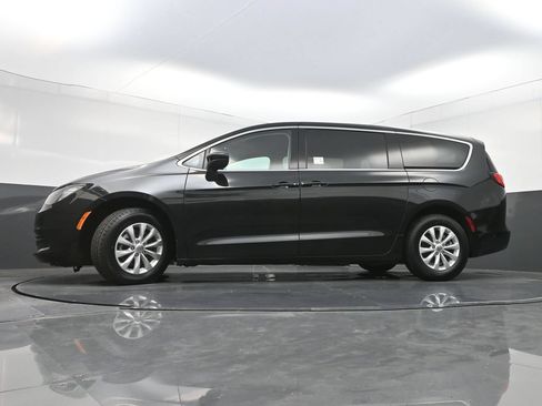 Used 2017 Chrysler Pacifica Touring w/ Tire & Wheel Group FWD image 25