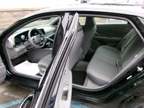 Used 2024 Hyundai Elantra SEL w/ Convenience Package image 13
