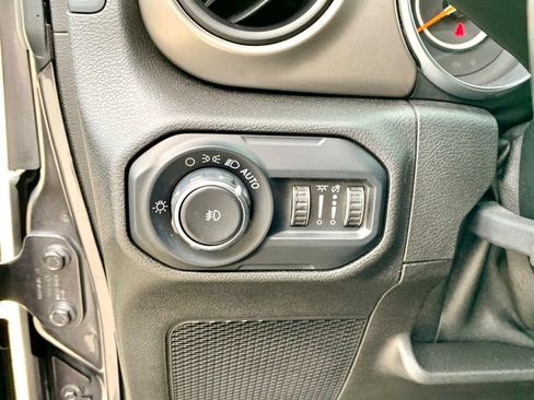 Used 2018 Jeep Wrangler Sport AWD/4WD image 24