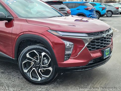 Used 2025 Chevrolet Trax RS w/ Driver Confidence Package image 2