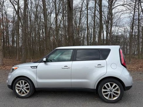 Used 2017 Kia Soul + image 2