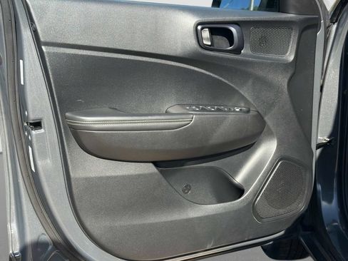 Used 2025 Hyundai Venue Limited FWD image 18