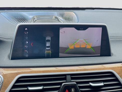 Used 2018 BMW 750i xDrive AWD/4WD image 10