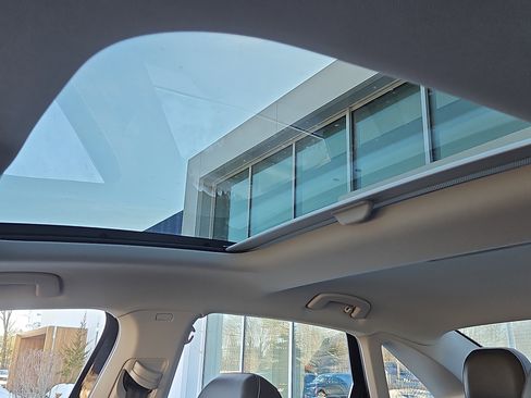 Certified 2023 Volkswagen Jetta SE w/ Panoramic Sunroof Package image 9