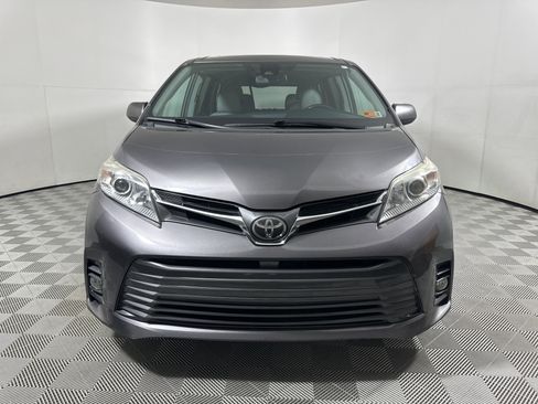 Used 2018 Toyota Sienna AWD image 2