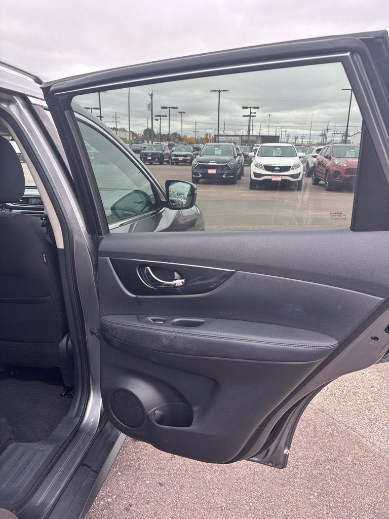 Used 2017 Nissan Rogue SV AWD/4WD image 19