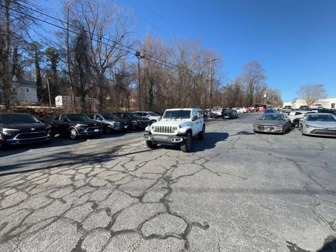 Used 2025 Jeep Wrangler Sahara image 15