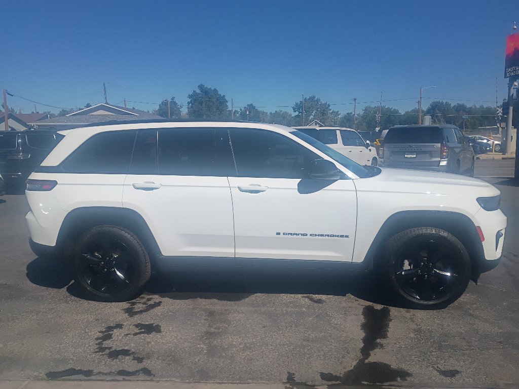 Used 2023 Jeep Grand Cherokee Limited w/ Black Appearance Package AWD/4WD image 5