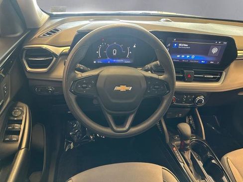 Used 2024 Chevrolet TrailBlazer LT FWD image 3
