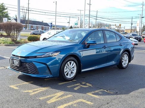Used 2025 Toyota Camry LE image 3