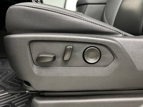 Used 2025 Chevrolet Suburban Z71 AWD/4WD image 13