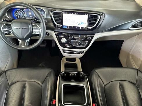Used 2022 Chrysler Pacifica Touring-L FWD image 10