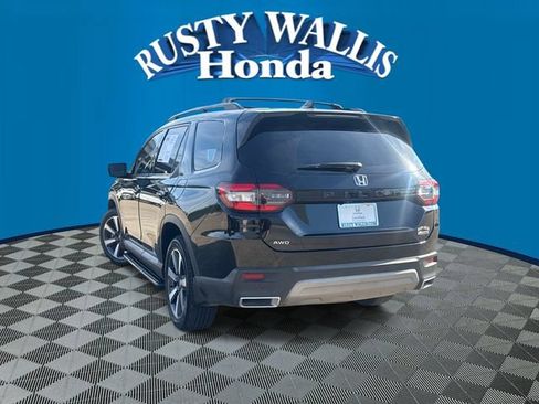 Used 2024 Honda Pilot Touring image 3