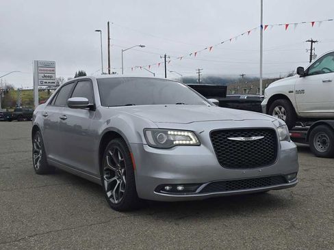Used 2017 Chrysler 300 S image 4