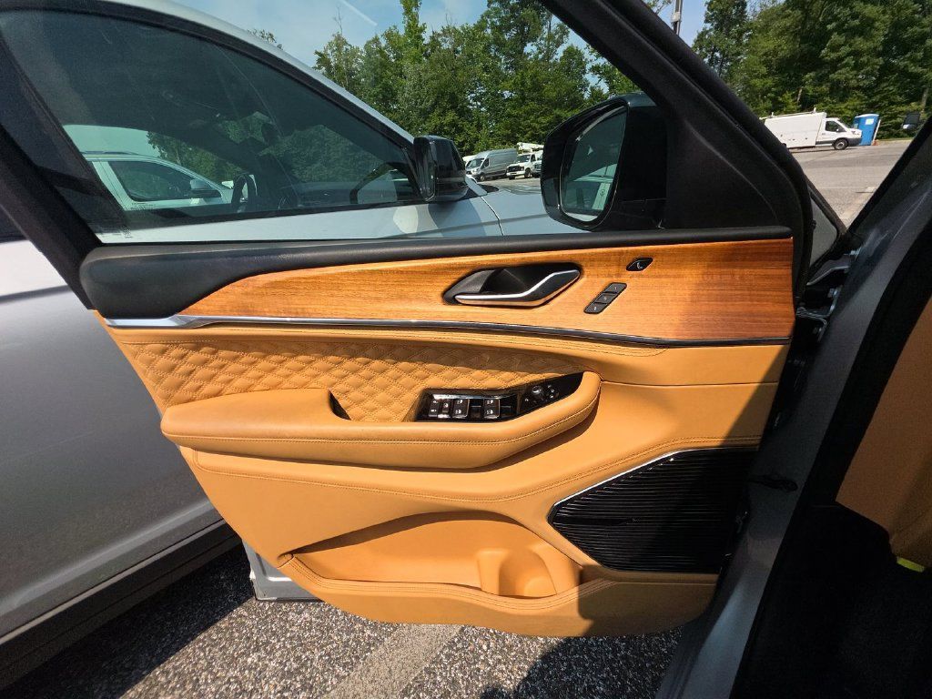 Used 2023 Jeep Grand Cherokee Summit AWD/4WD image 8