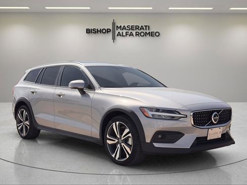 Used 2025 Volvo V60 B5 Cross Country Plus AWD/4WD image 3