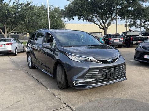 Used 2025 Toyota Sienna Limited AWD/4WD image 3