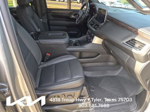 Used 2023 Chevrolet Suburban Z71 w/ Luxury Package AWD/4WD image 12