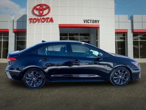 Used 2025 Toyota Corolla SE image 2