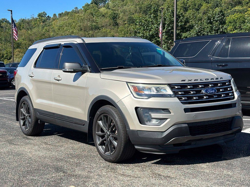 Used 2017 Ford Explorer XLT w/ Equipment Group 202A AWD/4WD image 22