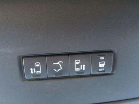 Used 2019 Dodge Grand Caravan SXT image 16