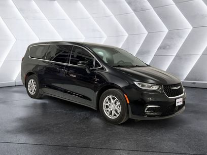 Used 2026 Chrysler Pacifica Select