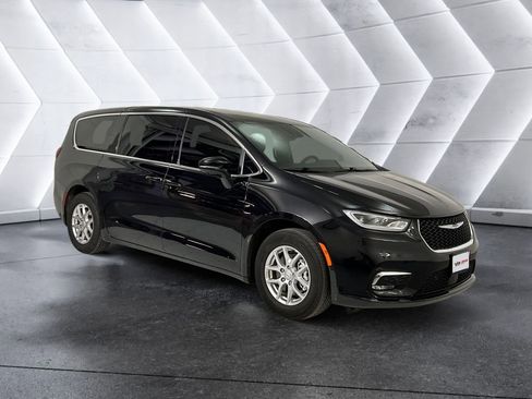 Used 2026 Chrysler Pacifica Select FWD image 1