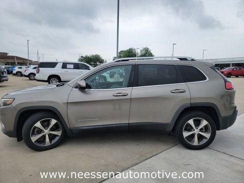Used 2020 Jeep Cherokee Limited w/ Technology Group FWD image 4