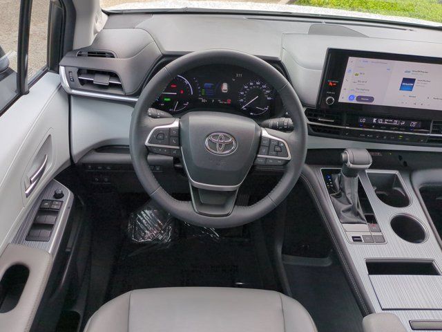 Used 2025 Toyota Sienna XLE w/ XLE Plus Package FWD image 15