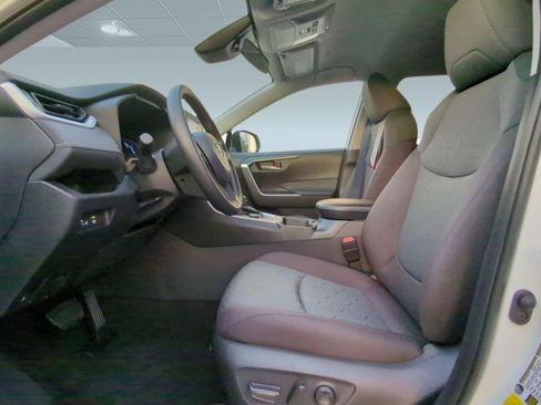 Used 2025 Toyota RAV4 XLE image 5
