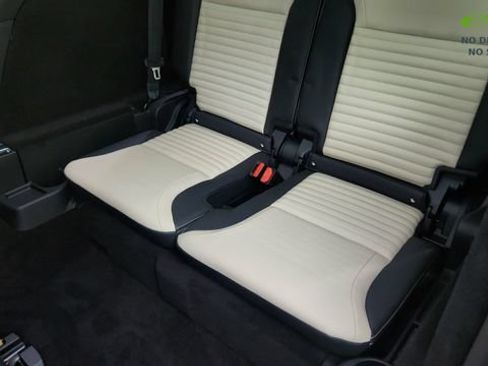 Used 2024 Land Rover Discovery Metropolitan Edition AWD/4WD image 37