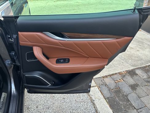 Used 2019 Maserati Levante GranLusso image 18