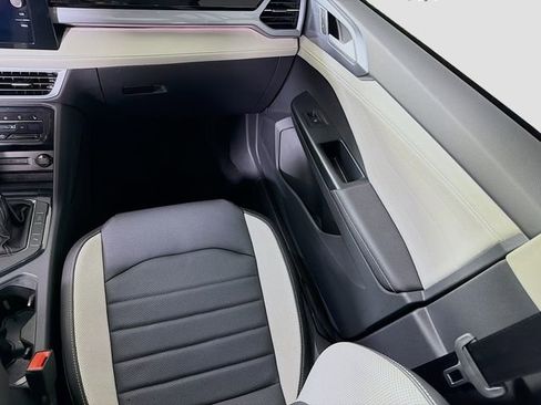 Used 2025 Volkswagen Taos SEL image 25