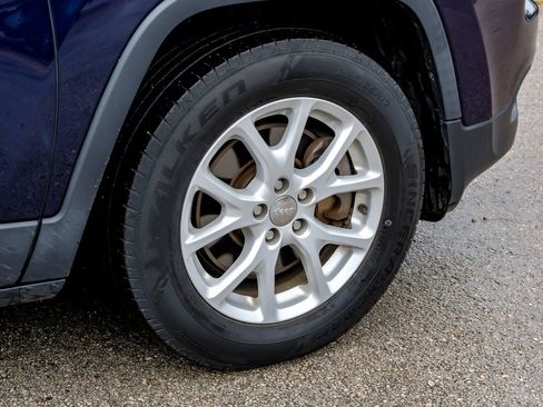 Used 2015 Jeep Cherokee Latitude w/ Cold Weather Group AWD/4WD image 60