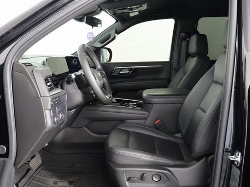 Used 2025 Chevrolet Suburban LT RWD image 9