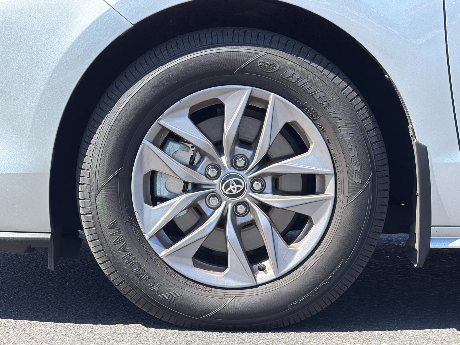 Used 2025 Toyota Sienna XLE w/ XLE Plus Package FWD image 25